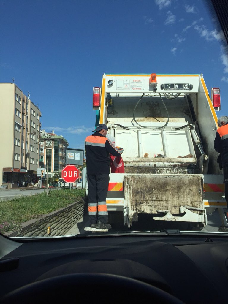 Çöpe atılmış bayrağı alıp, katlayıp cebine koyan emekçi arkadaşım gözlerinden öpüyorum. Bu duyarlılığı fark edip görüntüleyen duyarlı hemşerime de çok teşekkür ediyorum.