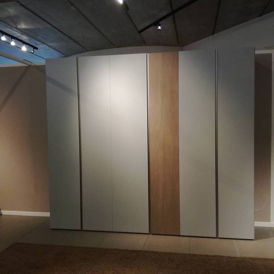 Lippariniinfo's tweet photo. #armadio a sei ante in laminato. Disponibile i diverse finiture e dimensioni. #lipparini #valsamoggia #bologna #cameradaletto #letto #casalecchio #anzola #crespellano #bazzano #zolapredosa #casa #arredamento https://t.co/vKLIQV8mGM