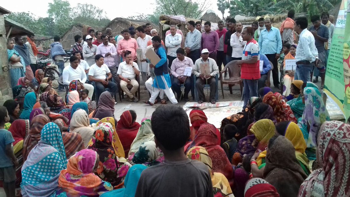 SwachhSiwan's tweet photo. आओ हम सब मिलकर एक स्वच्छ भारत बनाएं एक स्वच्छ बिहार बनाएं और स्वच्छ सिवान बनाएं  जीविका सदस्यों द्वारा जन जागरूकता अभियान पचरूखी प्रखंड में @swachhbharat @LSBA_Bihar #zsbp #SwachhBharat #ChaloChamparan #SatyagrahaSeSwachhagraha https://t.co/RoimxEQH40