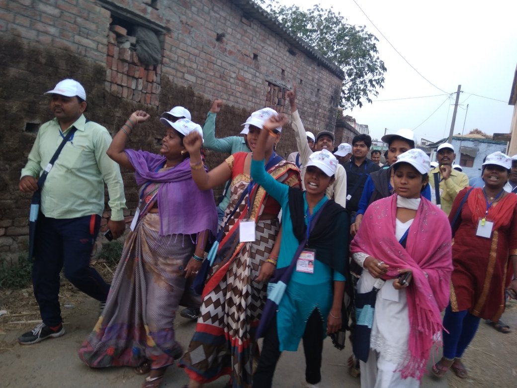 SwachhSiwan's tweet photo. इनके जज्बे को सलाम  निकटवर्ती राज्यों से आए  स्वच्छाग्रहियों द्वारा कुछ इस प्रकार मॉर्निंग फॉलोअप किया जा रहा है और हर सुबह  खुले में शौच करने वाले लोगों को शौचालय अपनाने के लिए प्रेरित किया जा रहा है @swachhbharat @LSBA_Bihar #ZSBP #SwachhBharat #SatyagrahaSeSwachhagraha https://t.co/e6hY0DBjr4
