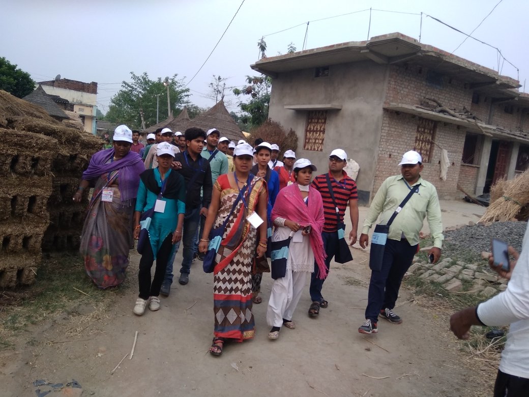 SwachhSiwan's tweet photo. इनके जज्बे को सलाम  निकटवर्ती राज्यों से आए  स्वच्छाग्रहियों द्वारा कुछ इस प्रकार मॉर्निंग फॉलोअप किया जा रहा है और हर सुबह  खुले में शौच करने वाले लोगों को शौचालय अपनाने के लिए प्रेरित किया जा रहा है @swachhbharat @LSBA_Bihar #ZSBP #SwachhBharat #SatyagrahaSeSwachhagraha https://t.co/e6hY0DBjr4