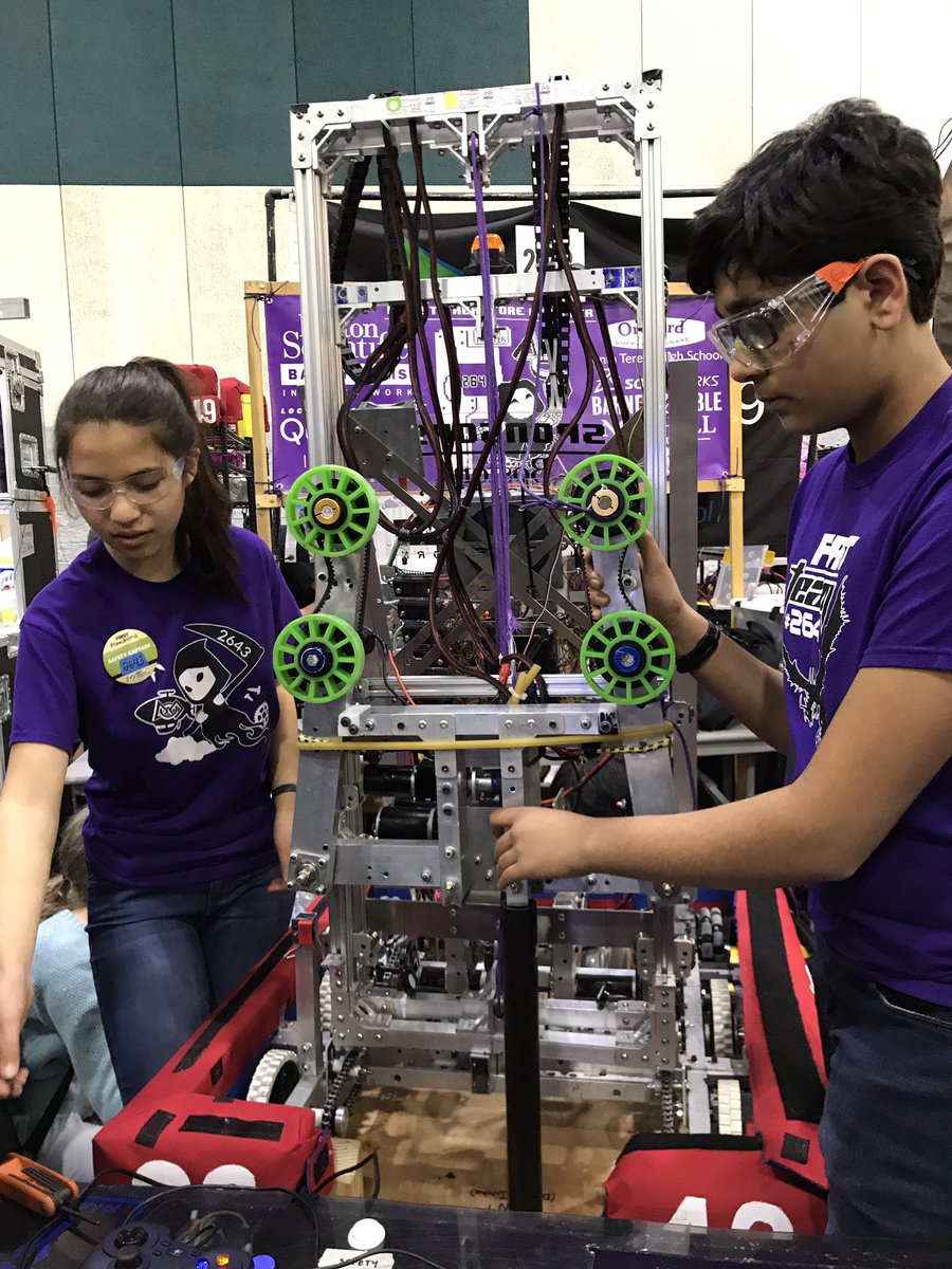 FRC2643's tweet photo. It's the end of practice day at Central Valley Regional! Best of luck to all the teams competing in this last weekend before Champs! #centralvalleyregional #omgrobots #FIRSTPowerUp https://t.co/T5T4SNcSOl