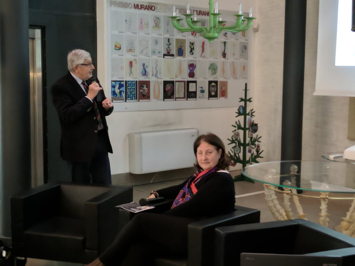 AbateZanetti's tweet photo. Augusto Panini, esperto e collezionista di Perle in Vetro di Murano, illustra un breve percorso storico e culturale delle perle esposte al Museo del Vetro https://t.co/yGYBDZZ7NE