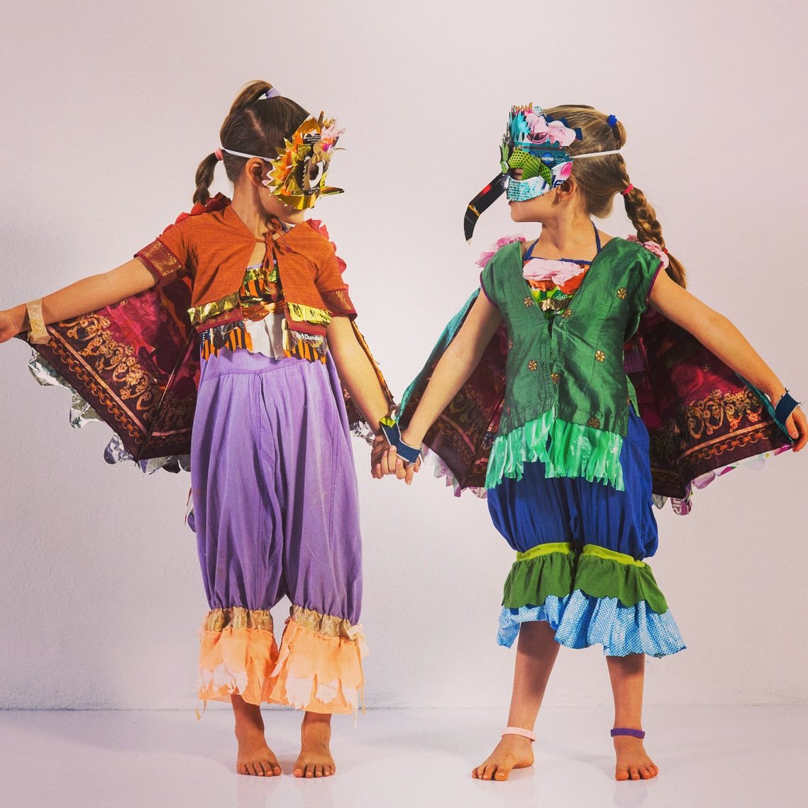 WasteLessIndia's tweet image. #TrashionShow2018:
Cute Spirit animals: Moksha (owl) &amp;amp; Romaya (hummingbird). Both designed by Nicole using broken umbrellas for wings, feathered with a rainbow mosaic of assorted #onetimeuse food #packaging.
#reduce #reuse #recycle #upcycle
#wastelessindia #kNOwPLASTICS
#educate