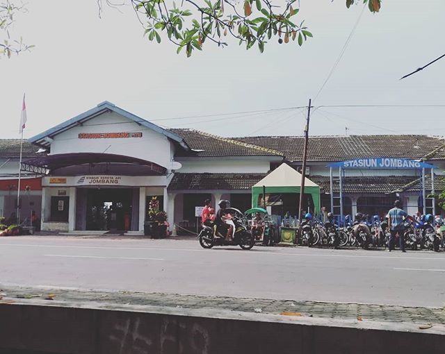 aktifberi's tweet photo. Stasiun Jombang, looks more beautiful, eh.. 🙂
.
#foto #instagood #green #warm #blooming #seasons #season #instaspring #bloom #spring #TFLers #sun #blossom #springtime #momment #scenery #hashtagstuff #terminal #stasiun #station #railway #train #info_j… https://t.co/EXRLYbMalk https://t.co/7g8WcjeFyd