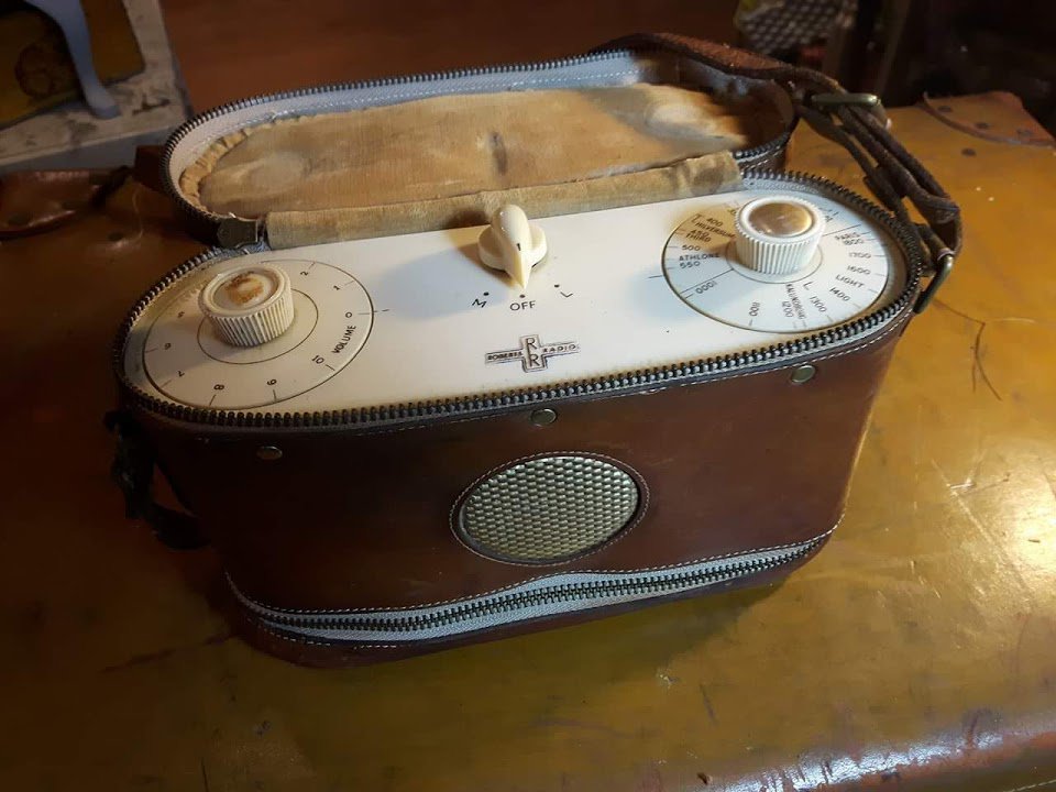 lrleather's tweet photo. We've replaced zips in lots of different items but this was the first radio! Here we have a 1957 Roberts' R.77.
Both zips replaced and a split in the seam repaired! 📻#BeforeandAfter @RobertsRadioUK #Radio #Repair #Leatherwork #Craftsmanship #SalisburyisOpen https://t.co/Fpqrx3jOUs