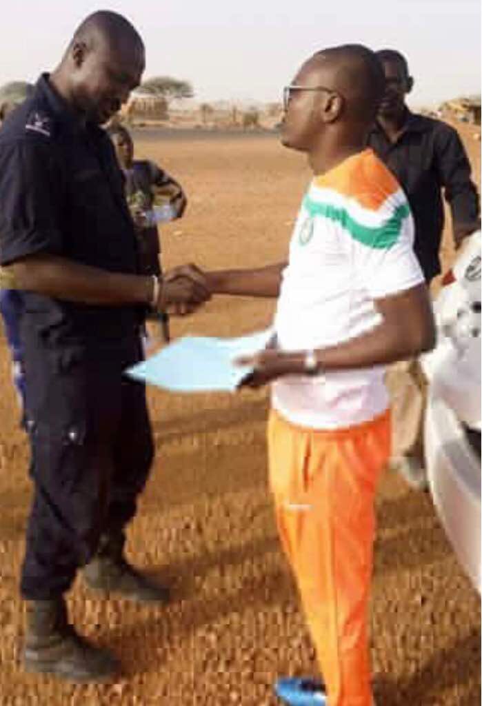 Claudy_Siar's tweet photo. Une pensée fraternelle et confraternelle pour le journaliste nigérien #BabaAlpha , emprisonné puis déchu de sa nationalité nigérienne et enfin expulsé vers le Mali loin de sa famille. Nous pensons à lui. Pourquoi cette nouvelle injustice ? https://t.co/89dEd4YYtv