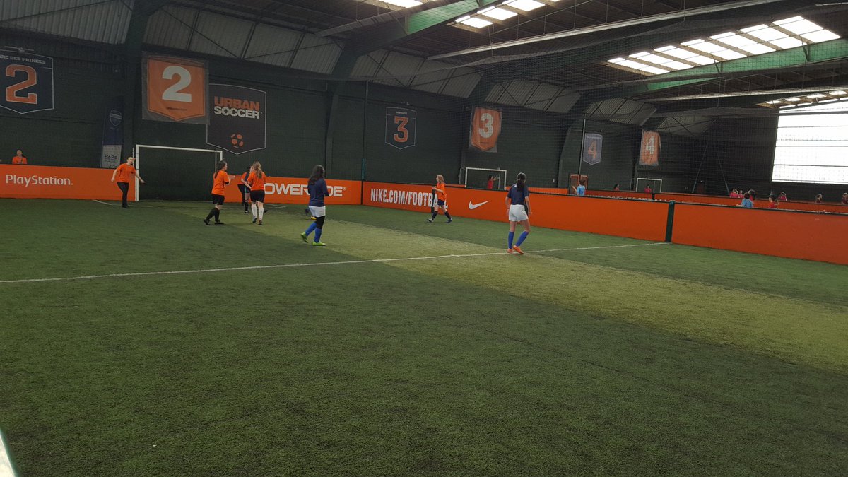 hemet_l's tweet photo. Et les filles.....#HEC  contre #PSL. Combattives💪 https://t.co/wqk9KPojGs