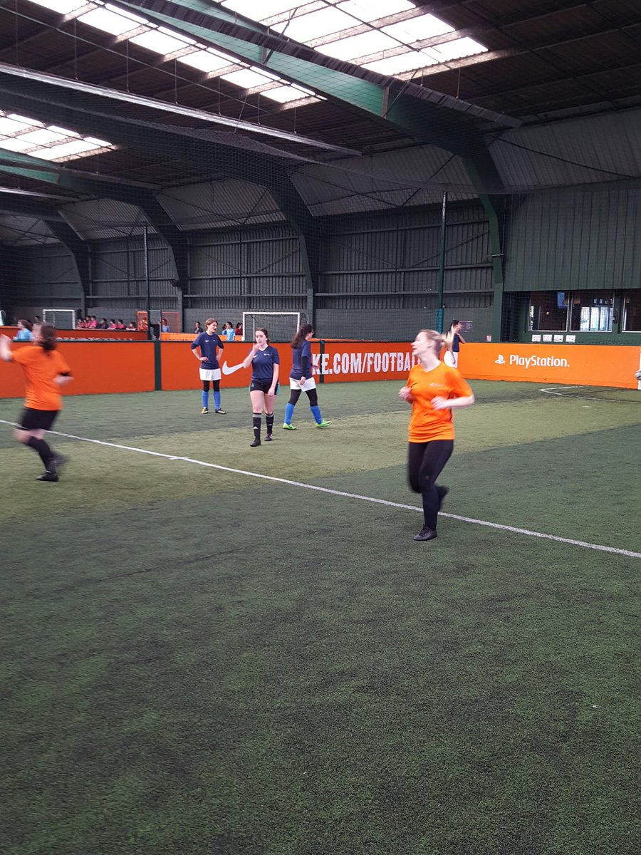 hemet_l's tweet photo. Et les filles.....#HEC  contre #PSL. Combattives💪 https://t.co/wqk9KPojGs