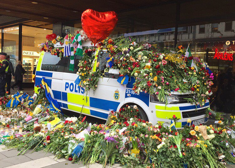 PatrikBrenning's tweet photo. För ett år sedan ville någon att vi skulle splittras av rädsla men i dag minns jag ändå gemenskapen mer än någonting annat. https://t.co/BsRdSIv085