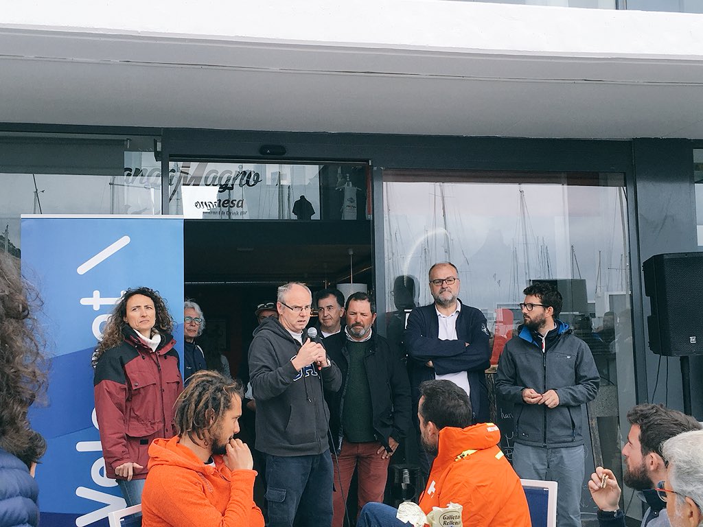 Reunió de patrons! Degut al fort vent s’issa aplaçament a terra, si durant el dia milloren les condicions es seguirà amb el programa de proves #VTrofeuSailingMeeting