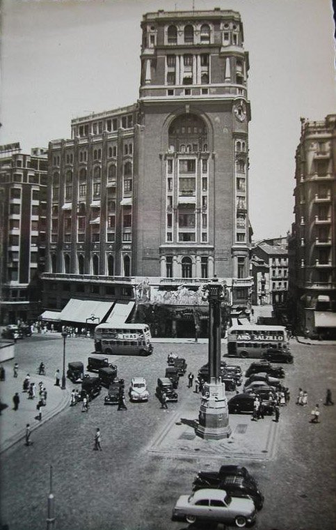 Granviademadrid's tweet photo. ¡Buenos días!
Tal día como hoy de 1930, se inauguraba el #EdificiodelaPrensa del arquitecto Pedro Muguruza. Actualmente es uno de los más emblemáticos de #Madrid y catalogado como BIC.
#GranVia #Felizsabado https://t.co/fpBCCMQEKr