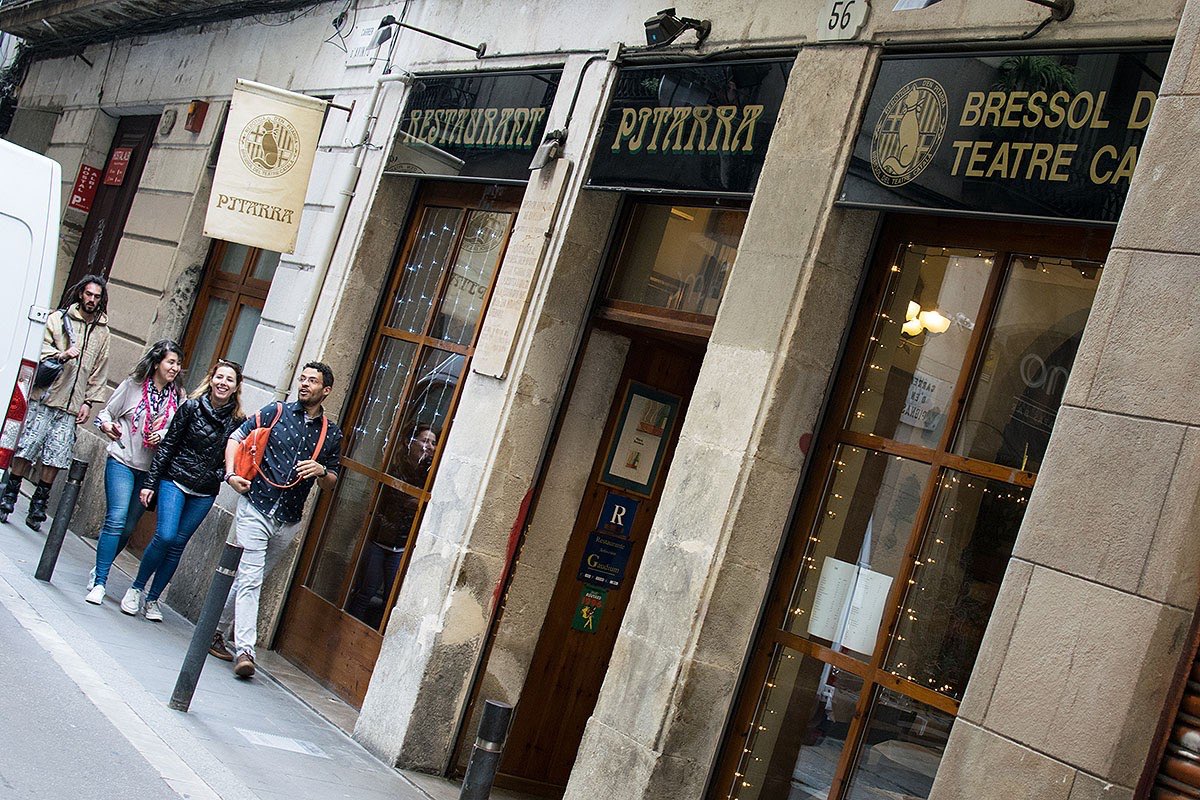AltresBcn's tweet photo. La rebotiga de Pitarra (bressol del teatre català)córre el perill de desaparèixer. Unes obres a partir del dia 14 la convertiran en un pub irlandès. Incomprensiblement no catalogada. Si ajudeu a difondre potser encara la podem salvar https://t.co/6N3ZDNerCR https://t.co/yne4kfAUqo