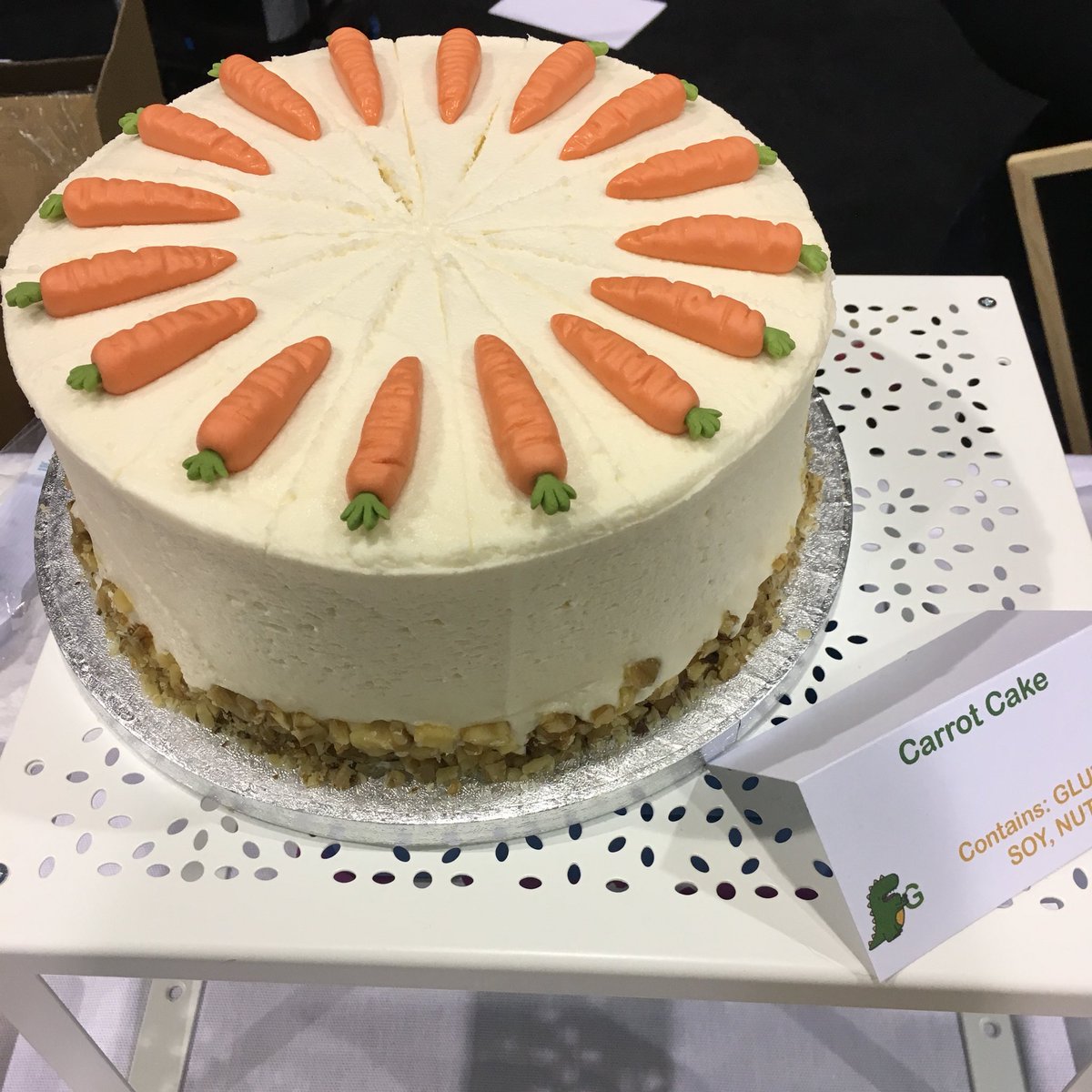 freefromitaly's tweet photo. Just found dessert courtesy of @GorgosaurusBakery ... @Northveganfest https://t.co/IiJJI9e5oG