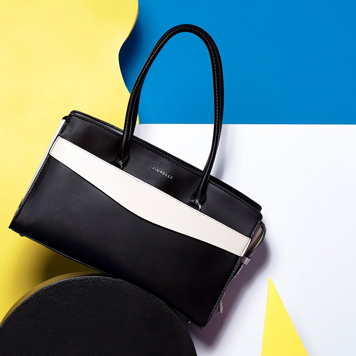 RunwayBags's tweet photo. Make it monochrome for an effortlessly chic look this season https://t.co/zem3W7tWKl https://t.co/BmSbPRmF7R