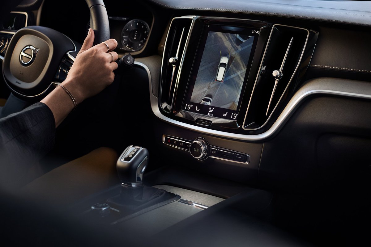 volvocares's tweet photo. Aparcar nunca fue tan fácil. La cámara 360º del nuevo #VolvoV60 te asegura el estacionamiento perfecto https://t.co/XFVUYbryvW #LifeforTech https://t.co/Nm9PdNsp8W