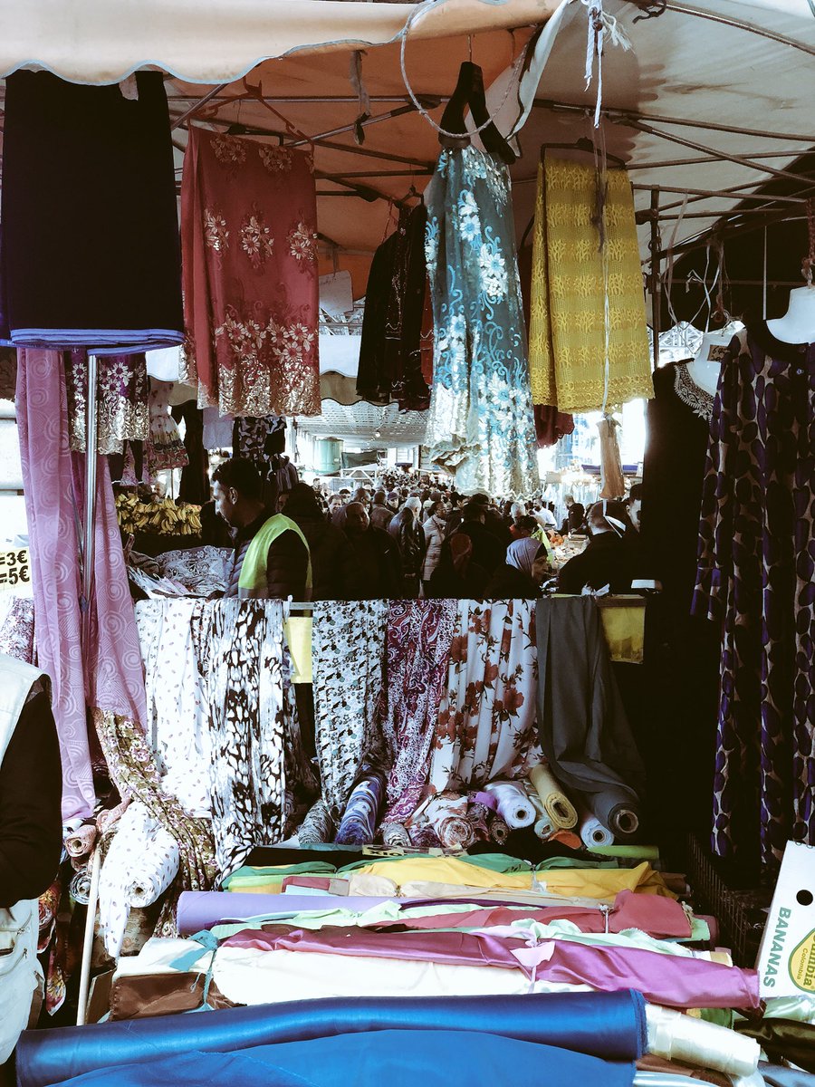 AUCCGUnionCom's tweet photo. 07.04.18 #Marchédebarbès 🌝🌝 On déplore tjrs la #Fermeture côté #GuyPatin de la #Station de #Métro #Barbès 😟Cc @mairie18paris @GroupeRATP 🤷🏻♀️ !! N’hésitez pas à #Soutenir #Uttham notre #Kiosquier de #LaChapelle 🗞📰 #Commerce #Paris18 #Gouttedor https://t.co/aj0TI25A7S