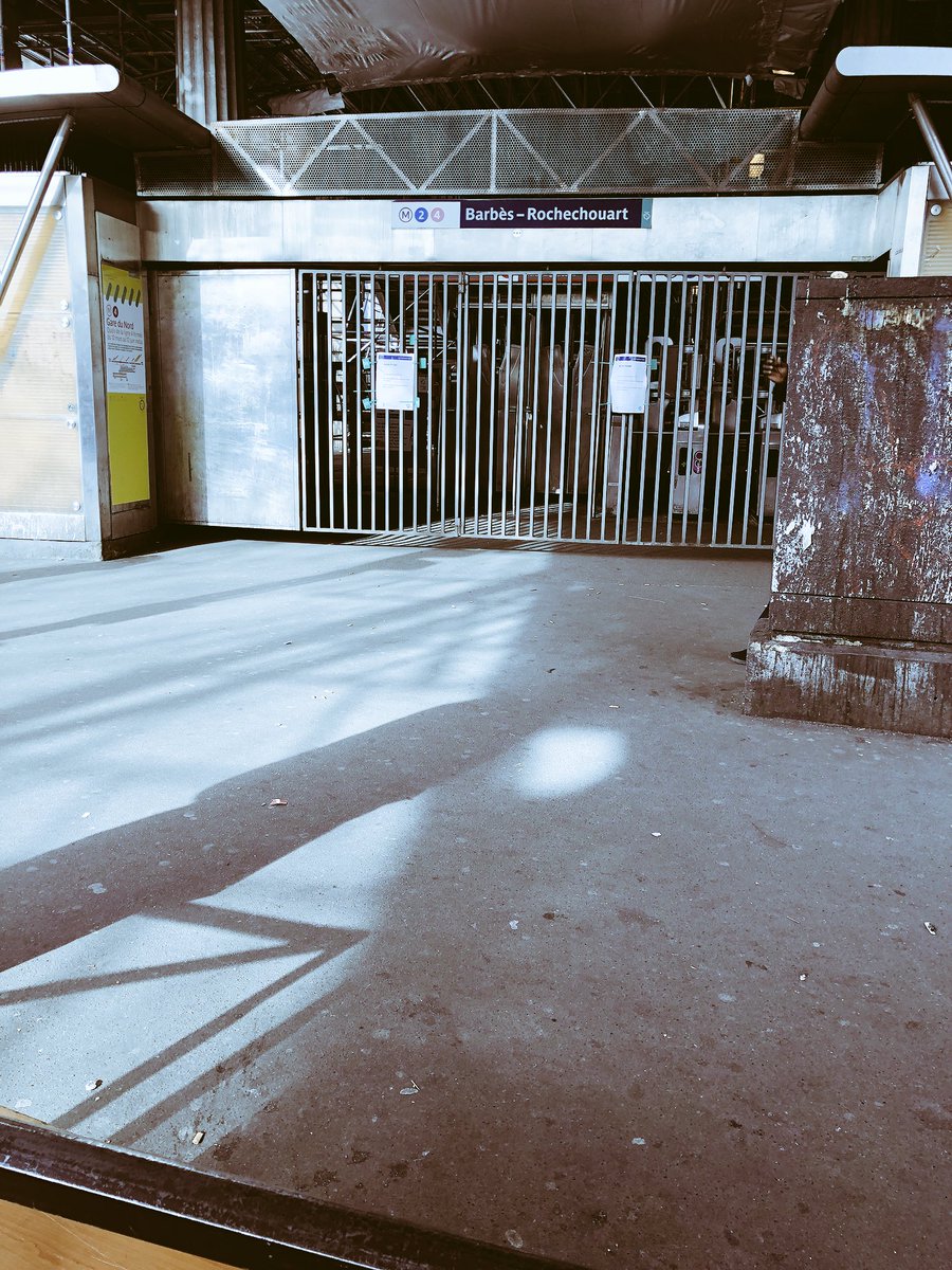 AUCCGUnionCom's tweet photo. 07.04.18 #Marchédebarbès 🌝🌝 On déplore tjrs la #Fermeture côté #GuyPatin de la #Station de #Métro #Barbès 😟Cc @mairie18paris @GroupeRATP 🤷🏻♀️ !! N’hésitez pas à #Soutenir #Uttham notre #Kiosquier de #LaChapelle 🗞📰 #Commerce #Paris18 #Gouttedor https://t.co/aj0TI25A7S