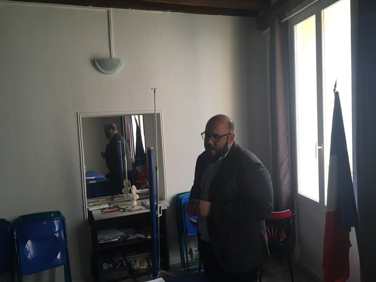 AymericDurox's tweet photo. Conférence sur l’enracinement local, terreau des victoires de demain, animée avec brio par @P_Vardon . #FN77 https://t.co/DMJnfbLkKV