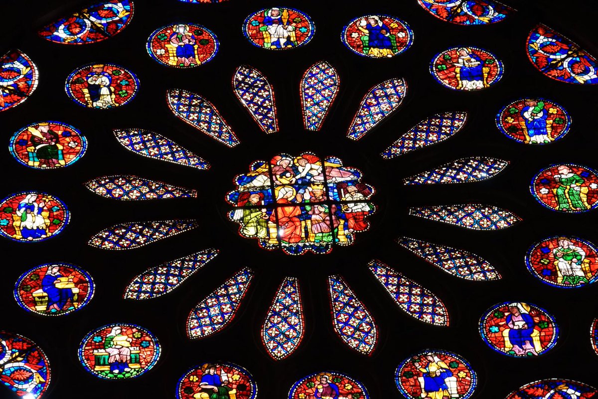 VagamundosViaje's tweet photo. En el marco del I Encuentro de #Viajerosresponsables hemos descubierto el impresionante interior de la Catedral de #León 1.800 m2 de vidrieras multicolor. Consejo: mejor verlas con nubes y luz difusa como hoy q con sol @turisleonesp @InterMundial_ES @RTI_Biosphere @Biosphere_RTI https://t.co/HjvNMCTzxe