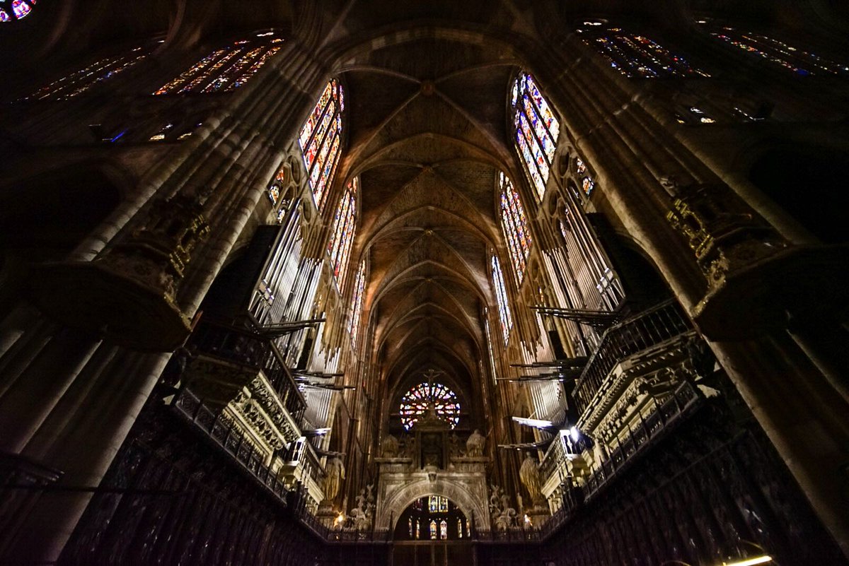 VagamundosViaje's tweet photo. En el marco del I Encuentro de #Viajerosresponsables hemos descubierto el impresionante interior de la Catedral de #León 1.800 m2 de vidrieras multicolor. Consejo: mejor verlas con nubes y luz difusa como hoy q con sol @turisleonesp @InterMundial_ES @RTI_Biosphere @Biosphere_RTI https://t.co/HjvNMCTzxe