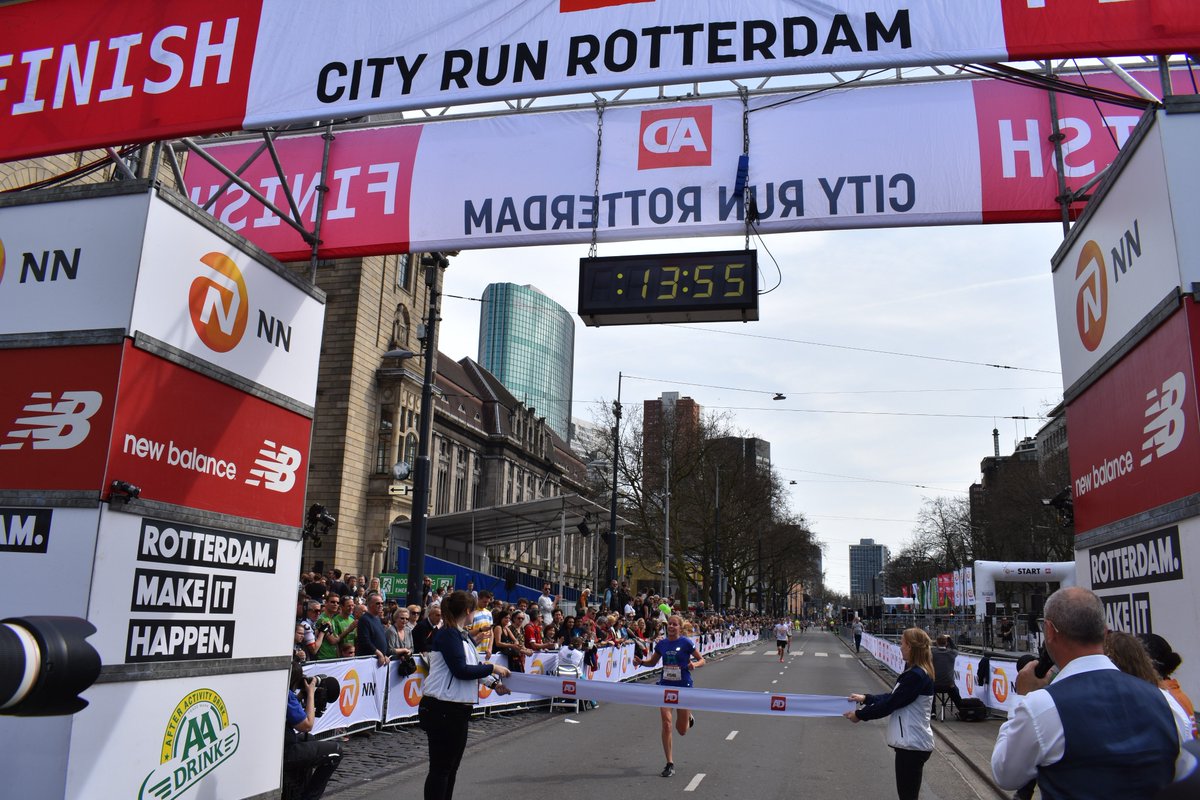 MarathonRdam's tweet photo. 🇳🇱 In het zonnetje genieten de lopers van de AD City Run, wat een heerlijk Rotterdams sfeertje. Ja toch?  ☀️ 

🇬🇧This is AD City Run Rotterdam to the fullest. Running in the sun ☀️

#demooiste #MR18 https://t.co/dsE10azjJX