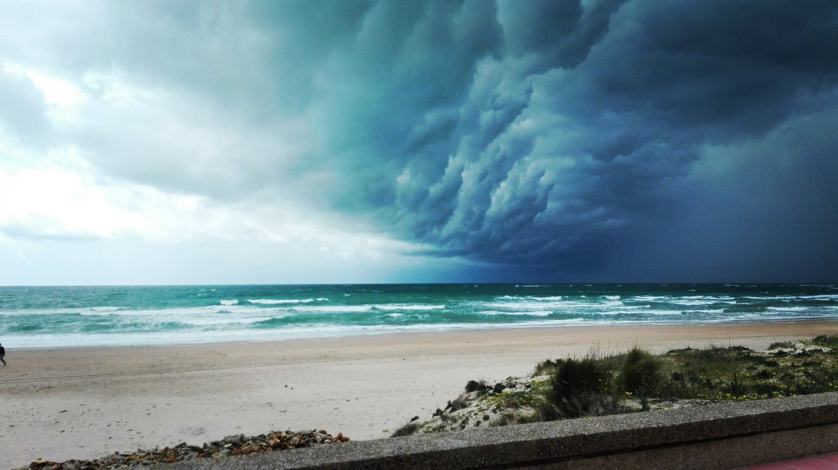 lagafa's tweet photo. Tsss tsss... que viene que viene... #Chiclana #LaBarrosa #eltiempo #locolocoloco #correquememojo #veráverá https://t.co/zwKqat5ghA