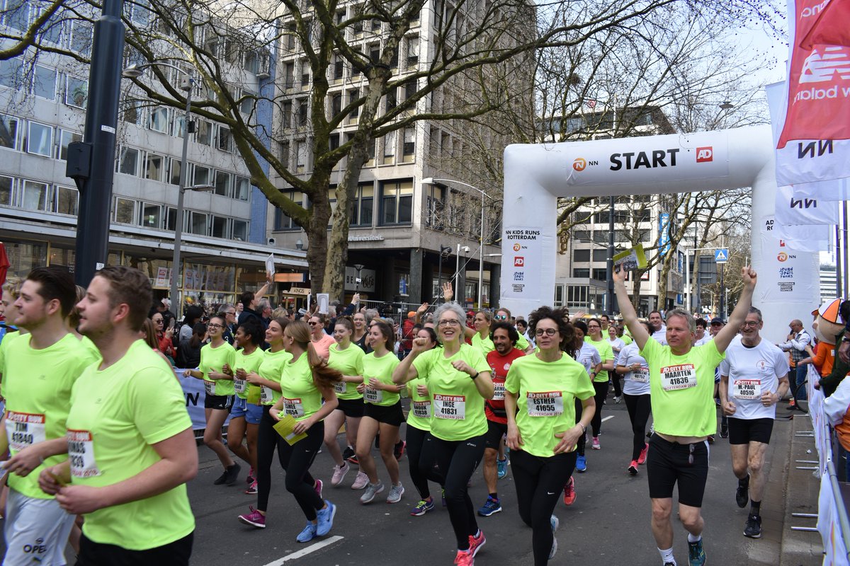 MarathonRdam's tweet photo. 🇳🇱 In het zonnetje genieten de lopers van de AD City Run, wat een heerlijk Rotterdams sfeertje. Ja toch?  ☀️ 

🇬🇧This is AD City Run Rotterdam to the fullest. Running in the sun ☀️

#demooiste #MR18 https://t.co/dsE10azjJX