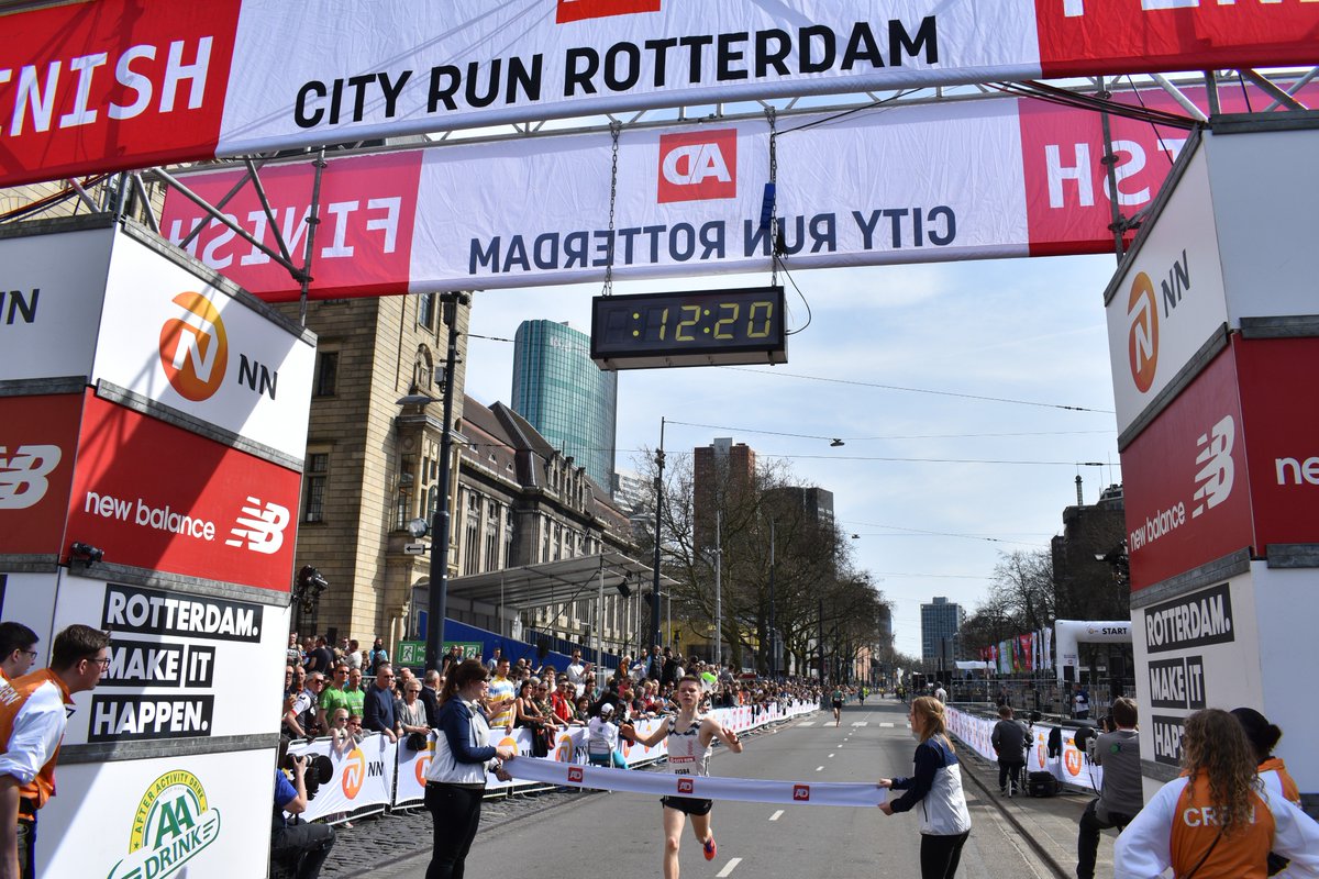 MarathonRdam's tweet photo. 🇳🇱 In het zonnetje genieten de lopers van de AD City Run, wat een heerlijk Rotterdams sfeertje. Ja toch?  ☀️ 

🇬🇧This is AD City Run Rotterdam to the fullest. Running in the sun ☀️

#demooiste #MR18 https://t.co/dsE10azjJX