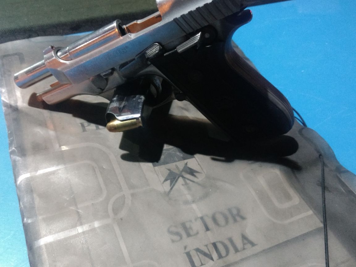 PMERJ's tweet photo. #24BPM prende criminoso dentro de um bar com uma pistola e munições no centro de #Itaguaí. A prisão dele ocorreu depois de denúncias. Ocorrência encaminhada à #53DP. #PMERJ #ServireProteger 🚔👮🏽♂️ https://t.co/eSVBtBm3rb