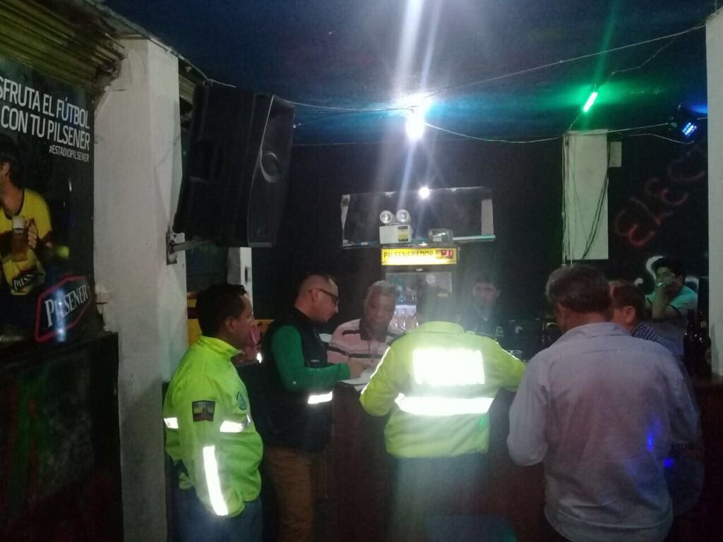 gobertsachila's tweet photo. 📍#SEGURIDAD | En Operativo de Control en Alluriquín comisario Segundo, Lenín Sanchez, realizó la revisión de  cuatro establecimientos de los cuales clausuró a dos (Discoteca y Night Club) que presentaron en su interior a un menor de edad, personas indocumentadas e insalubridad. https://t.co/DN11tVEsMt