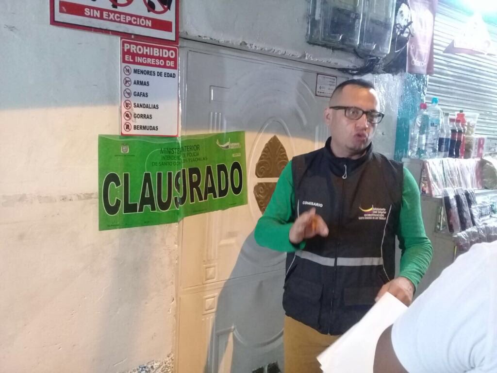 gobertsachila's tweet photo. 📍#SEGURIDAD | En Operativo de Control en Alluriquín comisario Segundo, Lenín Sanchez, realizó la revisión de  cuatro establecimientos de los cuales clausuró a dos (Discoteca y Night Club) que presentaron en su interior a un menor de edad, personas indocumentadas e insalubridad. https://t.co/DN11tVEsMt