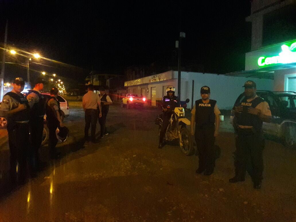 gobertsachila's tweet photo. 📍#SEGURIDAD | En Operativo de Control en La Concordia se citaron a cuatro establecimientos por no contar con el permiso de funcionamiento. Se realizó controles en las vías junto a la @PoliciaEcuador #TuSeguridadNuestraPrioridad @verduga_mary @MinInteriorEc @navasveracesar https://t.co/bwE0rB2tet