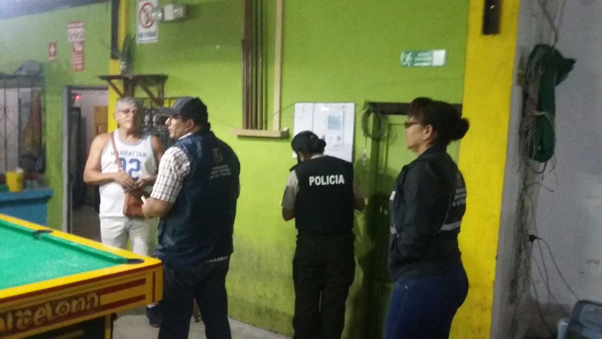 gobertsachila's tweet photo. 📍#SEGURIDAD | En Operativo de Control en La Concordia se citaron a cuatro establecimientos por no contar con el permiso de funcionamiento. Se realizó controles en las vías junto a la @PoliciaEcuador #TuSeguridadNuestraPrioridad @verduga_mary @MinInteriorEc @navasveracesar https://t.co/bwE0rB2tet