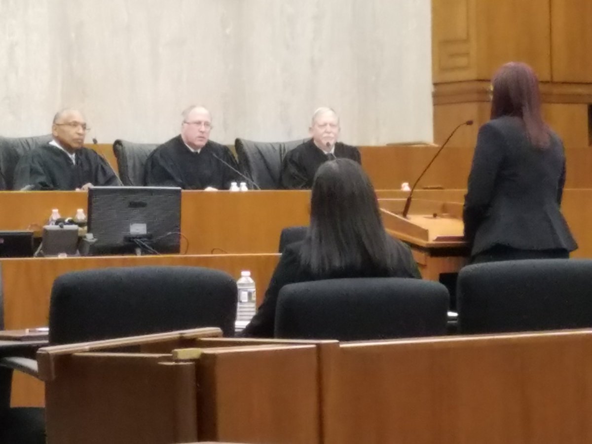 abalsd's tweet photo. And @WashULaw takes the podium as @UofOklahomaLaw is done stating its case #ABANAAC https://t.co/tDeJwLoH4P