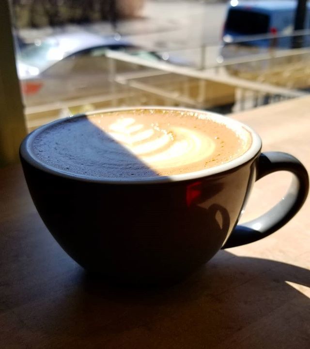 CafePlume's tweet photo. Le soleil qui sort un peu ! On t'attend ! Bon samedi ! #pas #chaud #comme #printemps 
#☕ https://t.co/hECy5ggntp https://t.co/VlbJiPeXfA
