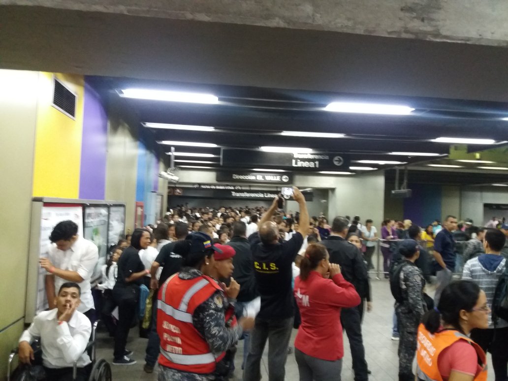 metro_caracas's tweet photo. Gran despliegue de #SeguridadMetro para garantizar el traslado tanto de los niños, niñas y adolescentes miembros de @elsistema como para el publico en general que disfrutará hoy a la 6pm en el @PoliedroCaracas del merecido homenaje al maestro Abreu #1millónTocandoYLuchando https://t.co/tZxYPUftci