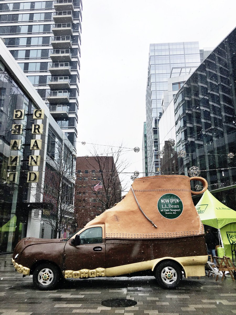KeywanCatherine's tweet photo. Welcome to Seaport, @LLBean !#retail #beanboots https://t.co/Es1unVgLqo