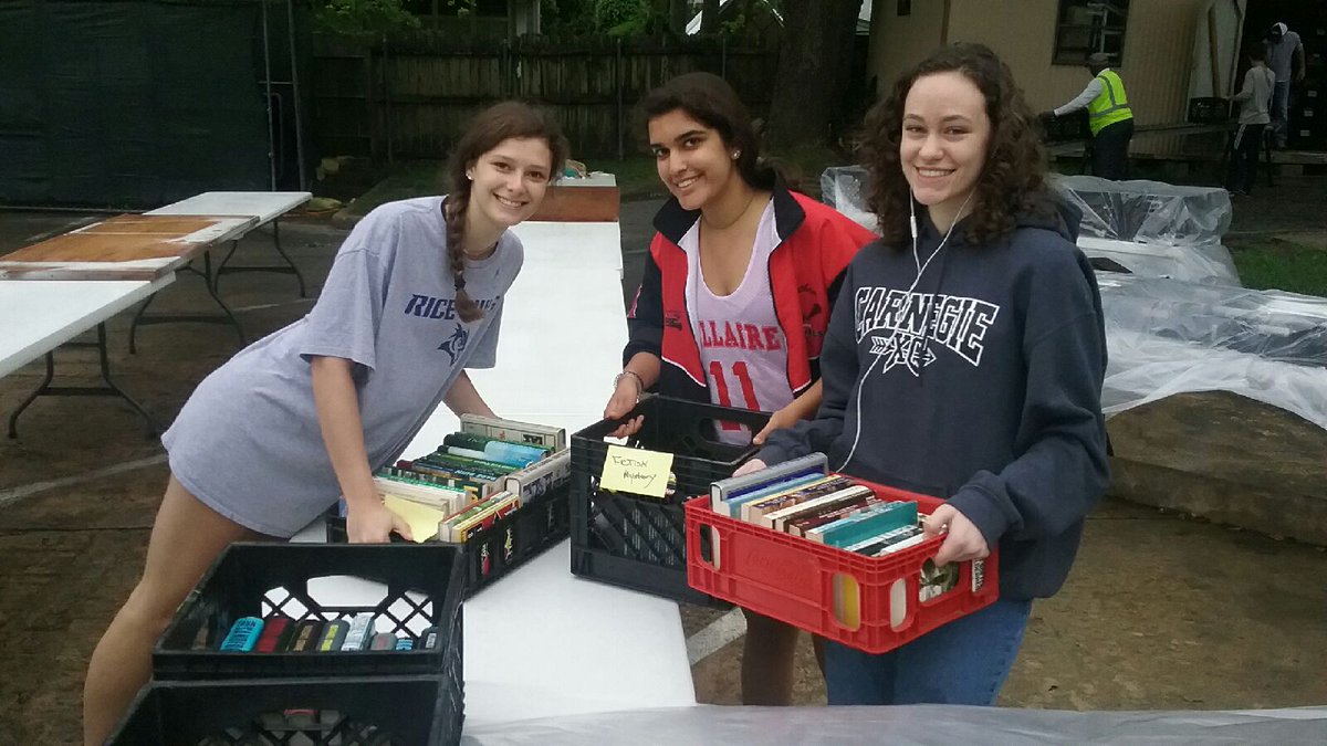 leading4ever's tweet photo. The RAIN can't stop the #LeadingLadies @leading4ever from volunteering at the #BellaireaLibrary book sale! #ServiceAboveSelf https://t.co/ZWH3lfwm2I