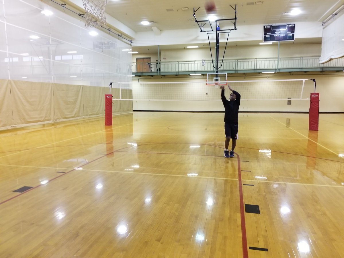 j0s3phpl4tt's tweet photo. Early bird...shoot around b4 shoot around...do the things that separate you from the pack #top10pg #thehungerisreal https://t.co/iQ0ARNBj0O