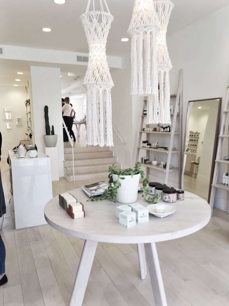 KeywanCatherine's tweet photo. Fell in love with this little natural beauty shop in Georgetown #retaildesign https://t.co/vgEbz6D0v2