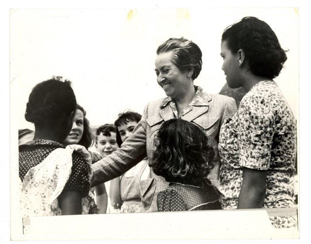 sebastianpinera's tweet photo. Hoy honramos el día de la #EducaciónRural y el día que nació la gran Gabriela Mistral, quien refiriéndose a nuestros niños dijo: “El futuro de los niños es siempre hoy. Mañana será tarde”. Nuestro compromiso de alma y corazón está con un nuevo y mejor trato a nuestros niños. https://t.co/0IKNufH2c0