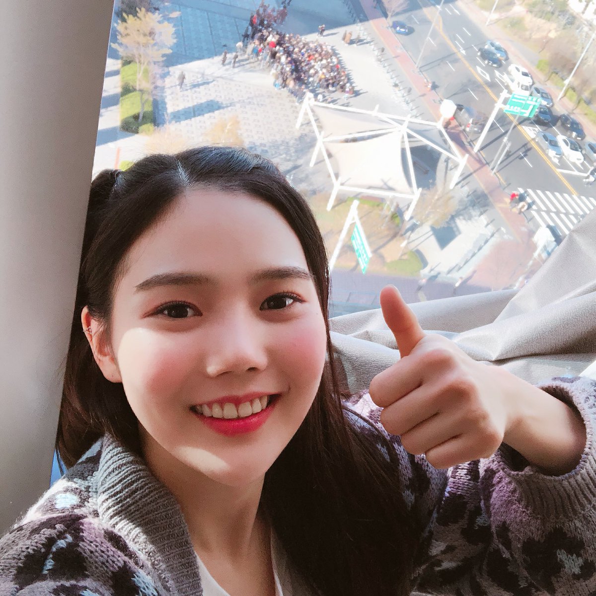 WM_OHMYGIRL's tweet photo. [#캔디가왔어효]
 오늘 추운날씨에도 응원하러 와준 우리 크리들 많이 사랑하고 아끼는 거 알죠?! 미라클이랑 사진 찍어따 신난다 오예 오오오!!! #오마이걸반하나 #미라클 🙈 https://t.co/Ms8ibrNMUm