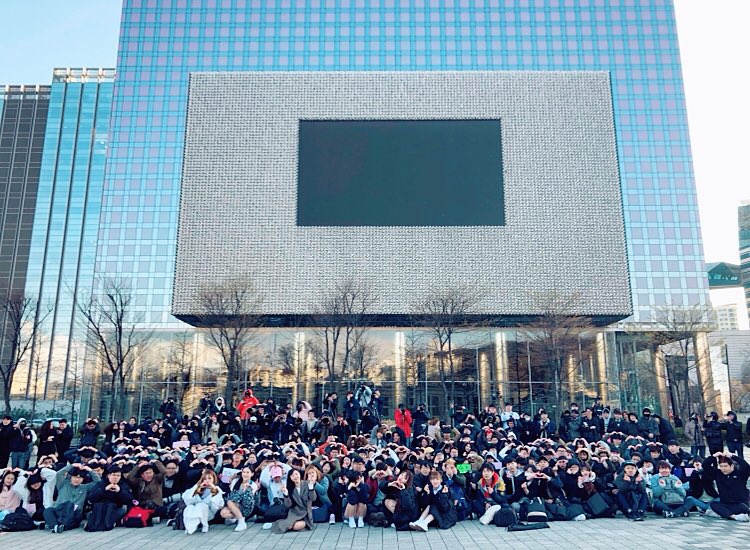 WM_OHMYGIRL's tweet photo. [#캔디가왔어효]
 오늘 추운날씨에도 응원하러 와준 우리 크리들 많이 사랑하고 아끼는 거 알죠?! 미라클이랑 사진 찍어따 신난다 오예 오오오!!! #오마이걸반하나 #미라클 🙈 https://t.co/Ms8ibrNMUm