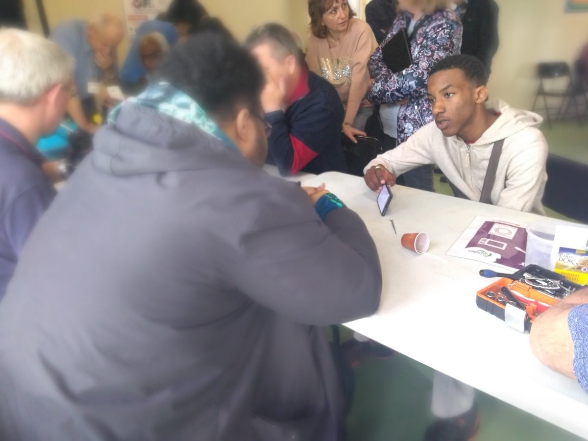 LaFabNum's tweet photo. Cet après-midi, Benjamin (promo5) répare des téléphones portables au Repair Café de Puiseux, avec des repair bénévoles seniors 🔨🛠🔧 https://t.co/my83J8jqk8