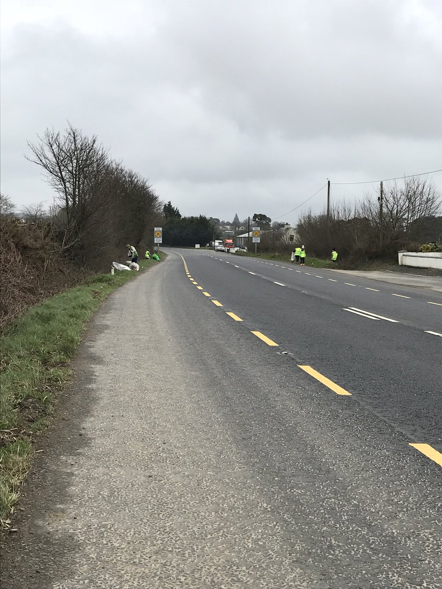 Fearna_Mor's tweet photo. Thanks to everyone that came out this morning for the litter pick of the Enniscorthy approach Road. 2 hours picking 2km &amp; 25 bags of litter picked. This road has been registered as part of the North Wexford 2K Clean and the @NationalSpringC #SpringClean18 #NSC #NW2KC @wexfordcoco https://t.co/MWJZ1kci9k
