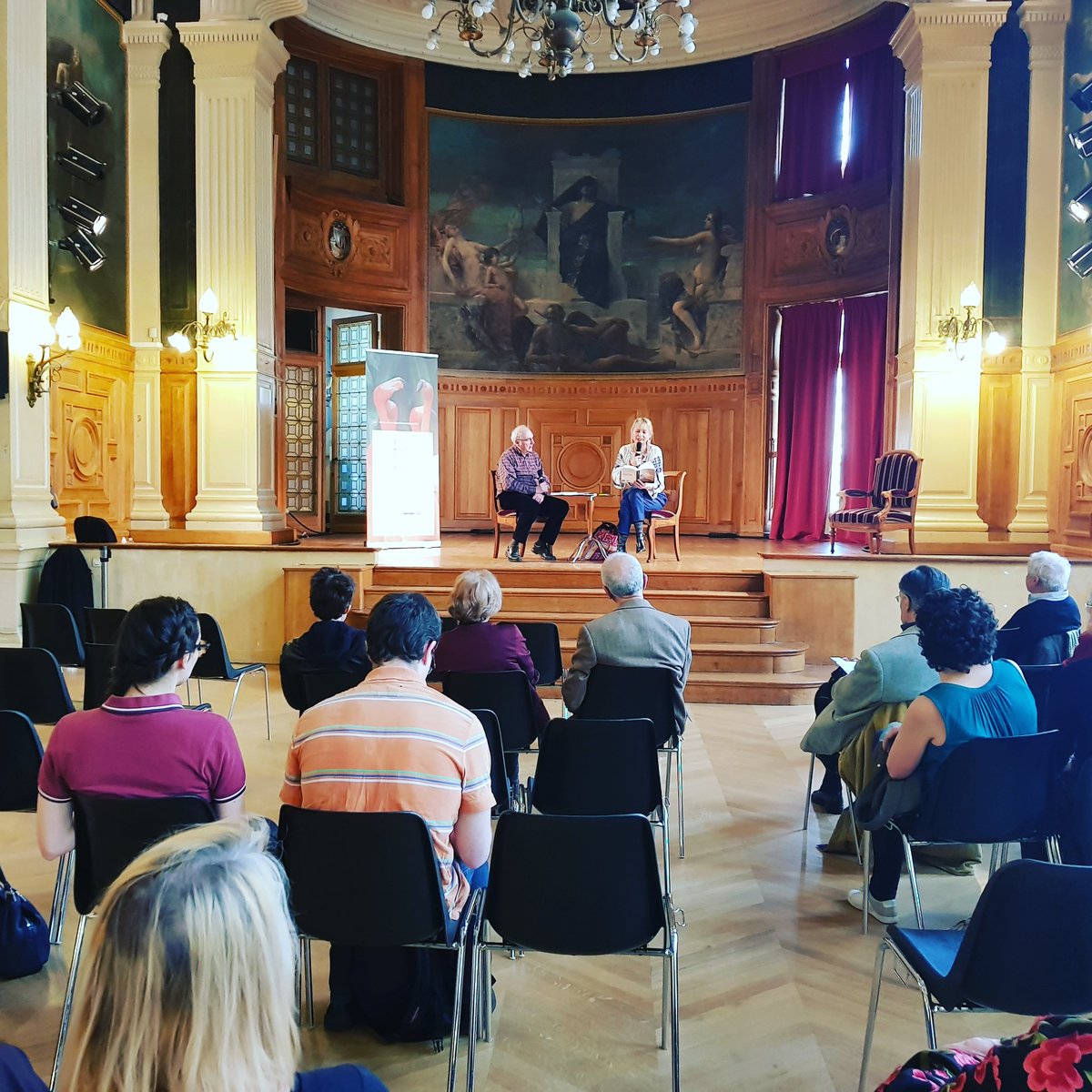 EVQLV's tweet photo. C'est parti ! Isabelle Fruchart nous présente Le grand Marin de Catherine Poulain 📚📚📚 #EVQLV https://t.co/xcQsxZQ7v3