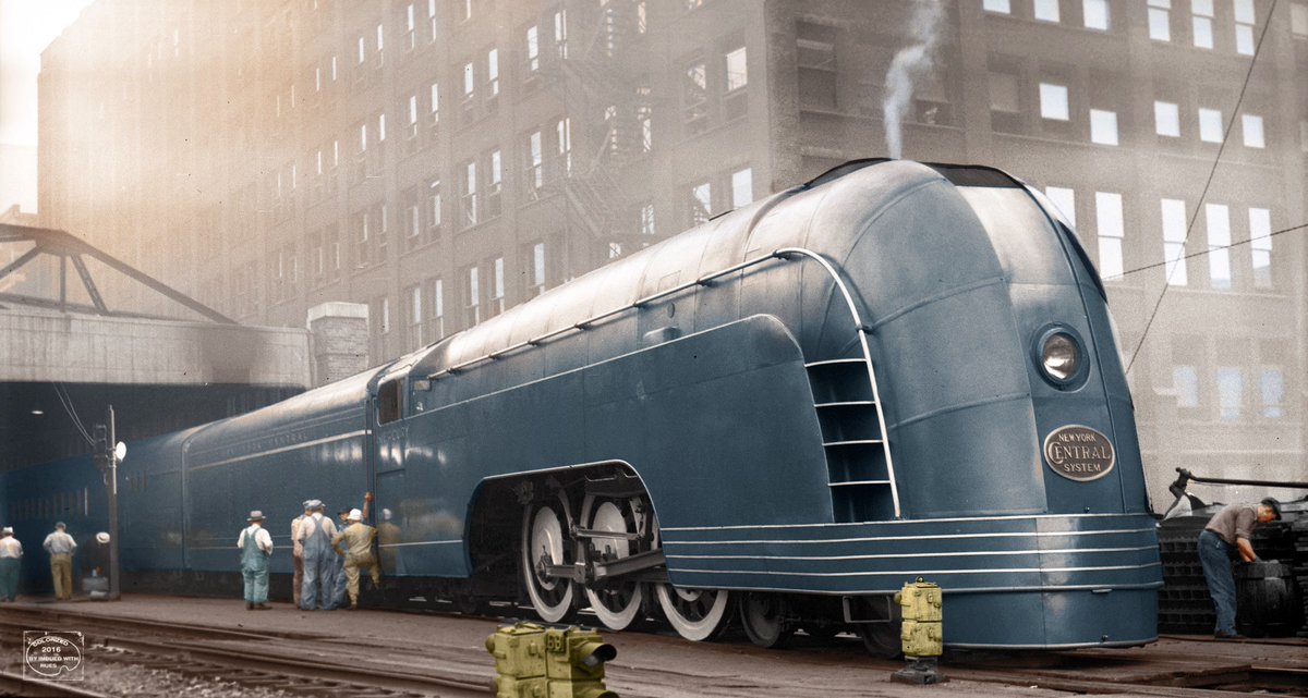 One of the most beautiful trains ever made, the ‘Mercury’ streamliner, designed in Art Deco-style by Henry Dreyfuss for the New York Central Railroad. Here's one captured in Chicago in 1936 (colorization by Patty Allison) american-rails.com/mercury.html#g…