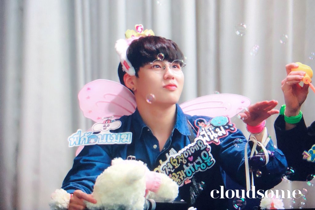 cloudsome_sw's tweet photo. 180407 성운이🌥 
화보는 셀프야✨
#WannaOne #워너원 #하성운 #HaSungWoon #BOOMERANG #부메랑 @WannaOne_twt https://t.co/xuLoBWFDwM