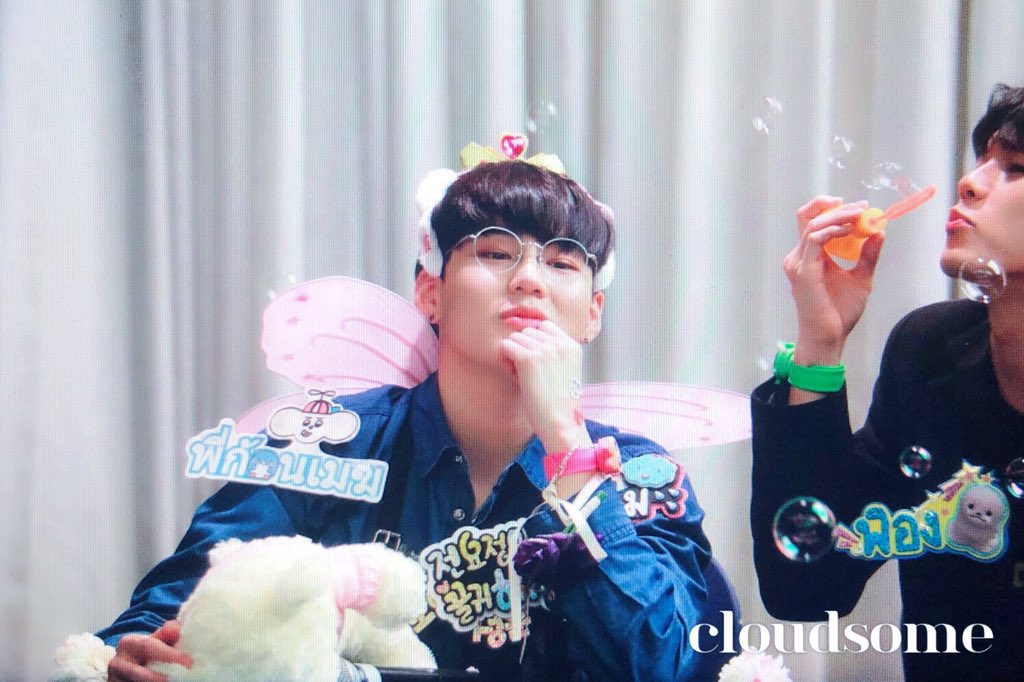 cloudsome_sw's tweet photo. 180407 성운이🌥 
화보는 셀프야✨
#WannaOne #워너원 #하성운 #HaSungWoon #BOOMERANG #부메랑 @WannaOne_twt https://t.co/xuLoBWFDwM